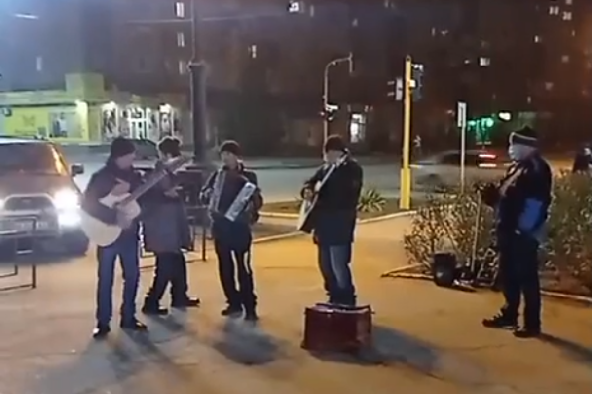 У Лисичанську біля "Сільпо" влаштували імпровізований концерт: відео У Лисичанську біля "Сільпо" влаштували імпровізований концерт: відео