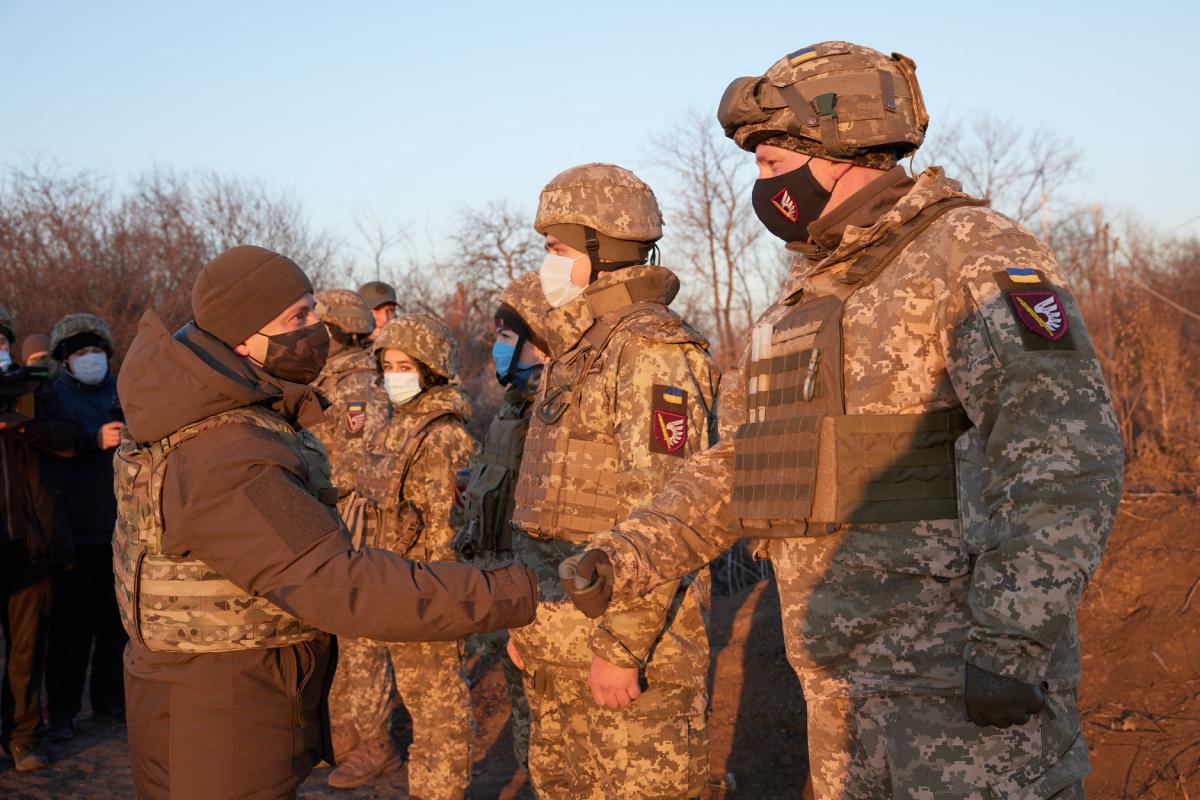 Зеленський прибув на Донеччину і відвідав бійців на передовій Зеленський прибув на Донеччину і відвідав бійців на передовій