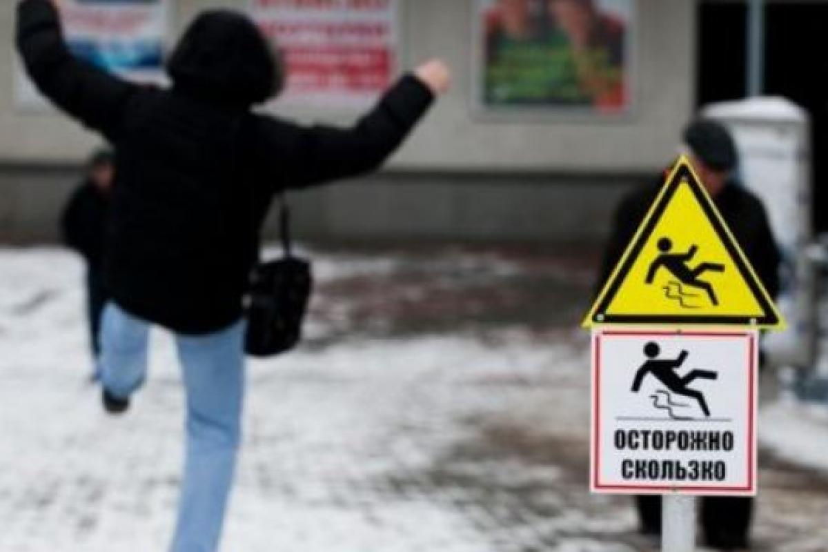 "Суцільний лід": Як лисичани пересуваються містом в умовах ожеледиці "Суцільний лід": Як лисичани пересуваються містом в умовах ожеледиці