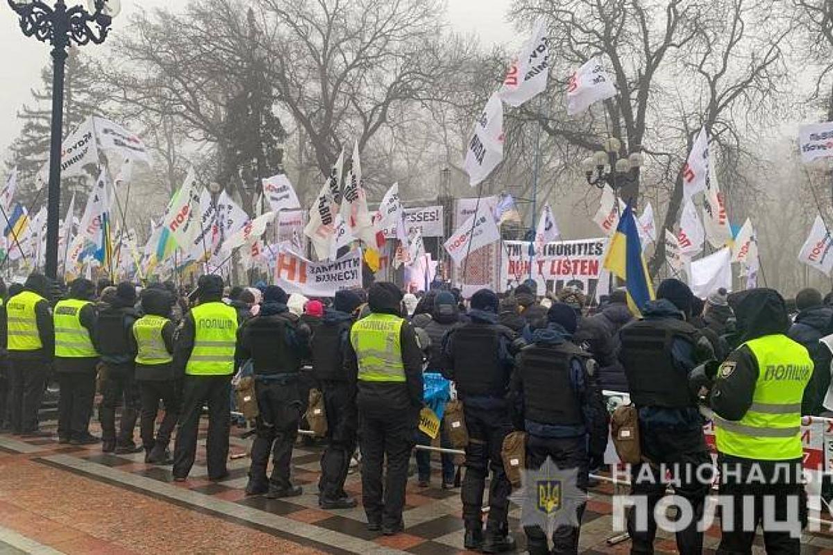 Под Верховной Радой митингуют ФОПы: произошли стычки с полицией Под Верховной Радой митингуют ФОПы: произошли стычки с полицией