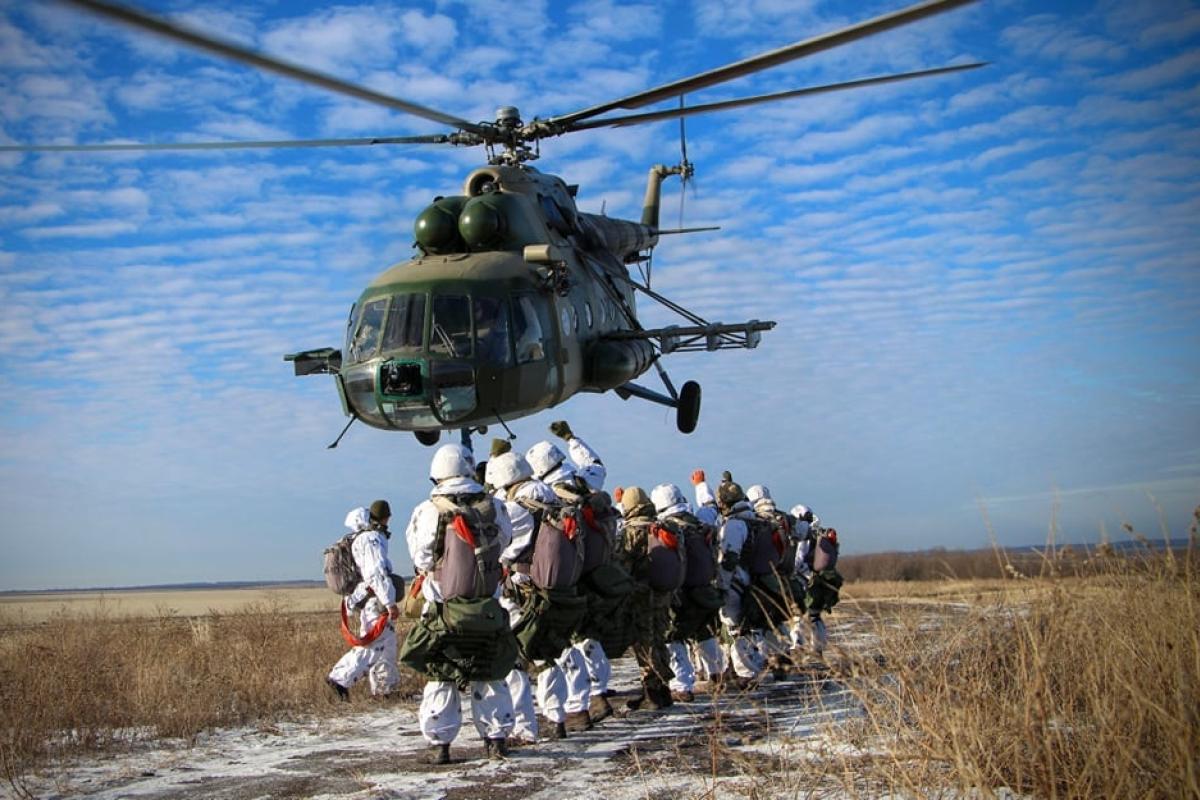 Військові у зоні ООС відпрацьовували стрибки з парашютом: фото Військові у зоні ООС відпрацьовували стрибки з парашютом: фото