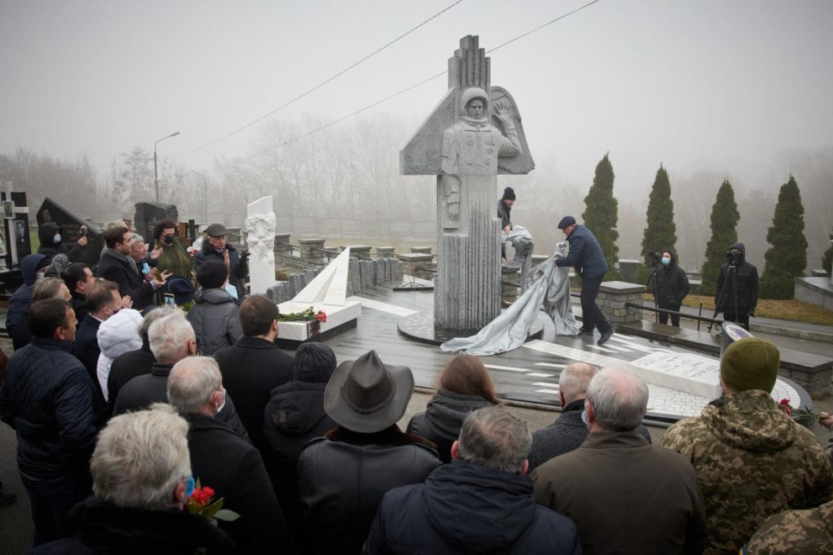 У Києві відкрили пам'ятник першому космонавту незалежної України Леоніду Каденюку У Києві відкрили пам'ятник першому космонавту незалежної України Леоніду Каденюку