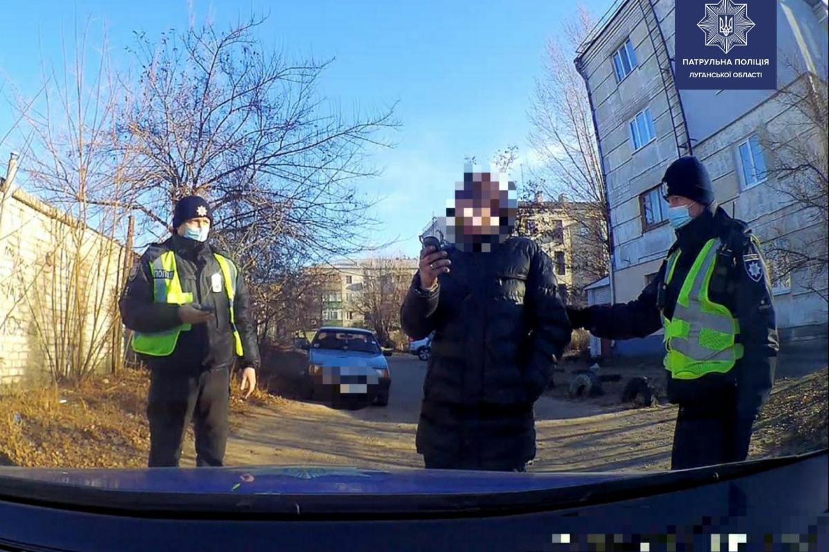 В Рубежном патрульные поймали нетрезвого водителя, которого уже дважды лишали прав за пьяную езду В Рубежном патрульные поймали нетрезвого водителя, которого уже дважды лишали прав за пьяную езду