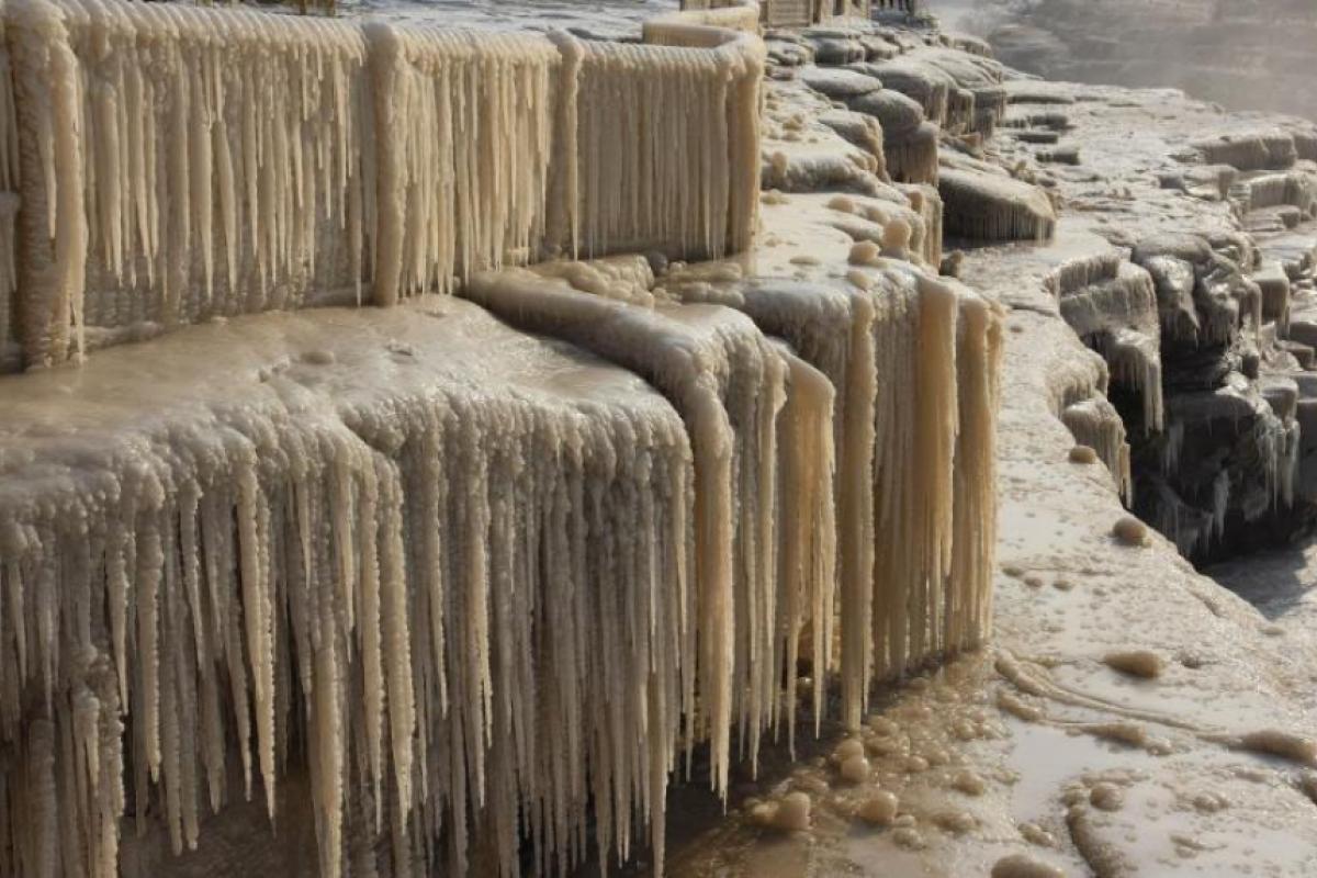 В Китае знаменитый желтый водопад Хукоу стал "нефритовым ледопадом" В Китае знаменитый желтый водопад Хукоу стал "нефритовым ледопадом"