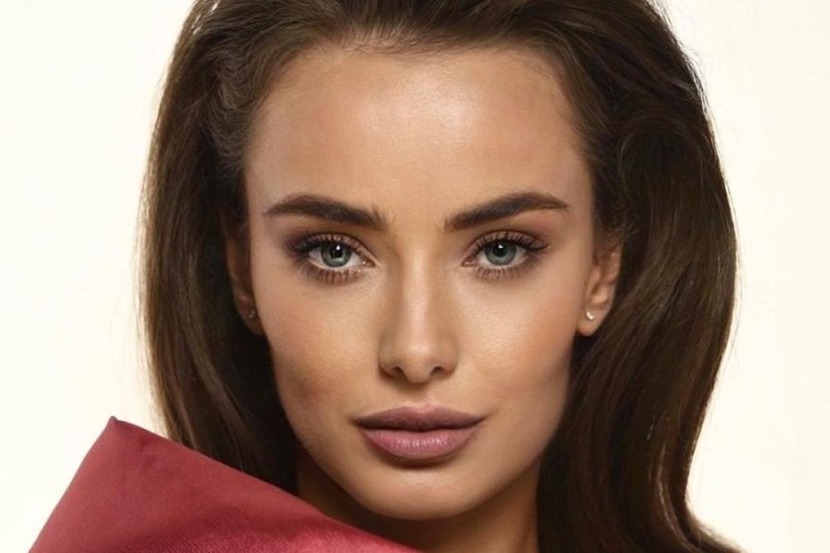 "Холостячка" Ксения Мишина в черном боди появилась на обложке глянца