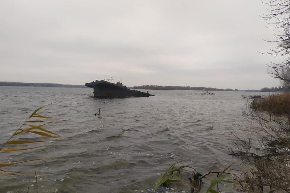 Біля Запоріжжя у Дніпрі затонула баржа Біля Запоріжжя у Дніпрі затонула баржа