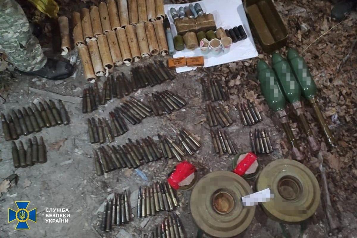 Поблизу лінії розмежування на Луганщині виявили схрон з мінами та вибухівкою Поблизу лінії розмежування на Луганщині виявили схрон з мінами та вибухівкою