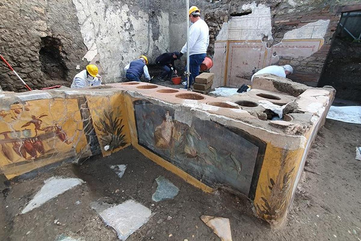 В Помпеях раскопали уличный киоск с остатками еды В Помпеях раскопали уличный киоск с остатками еды