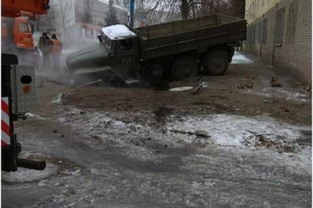 У Луганську вантажівка з окупантами провалилася під землю (фото) У Луганську вантажівка з окупантами провалилася під землю (фото)