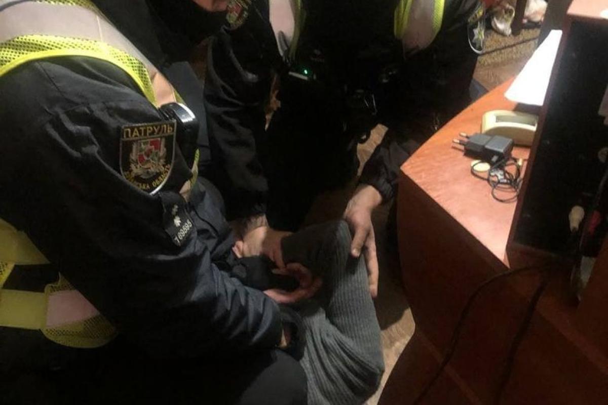 У Лисичанську поліція затримала зловмисника, який наніс чоловікові ножове поранення У Лисичанську поліція затримала зловмисника, який наніс чоловікові ножове поранення