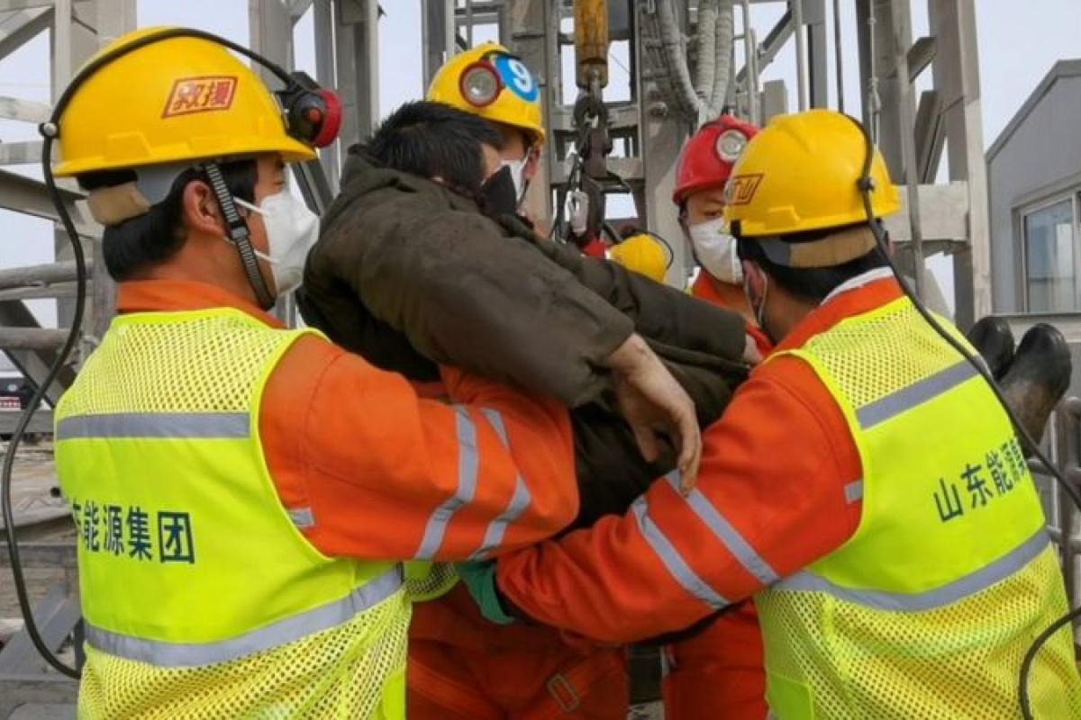 У Китаї врятували 11 шахтарів, які два тижні провели під землею в результаті аварії У Китаї врятували 11 шахтарів, які два тижні провели під землею в результаті аварії