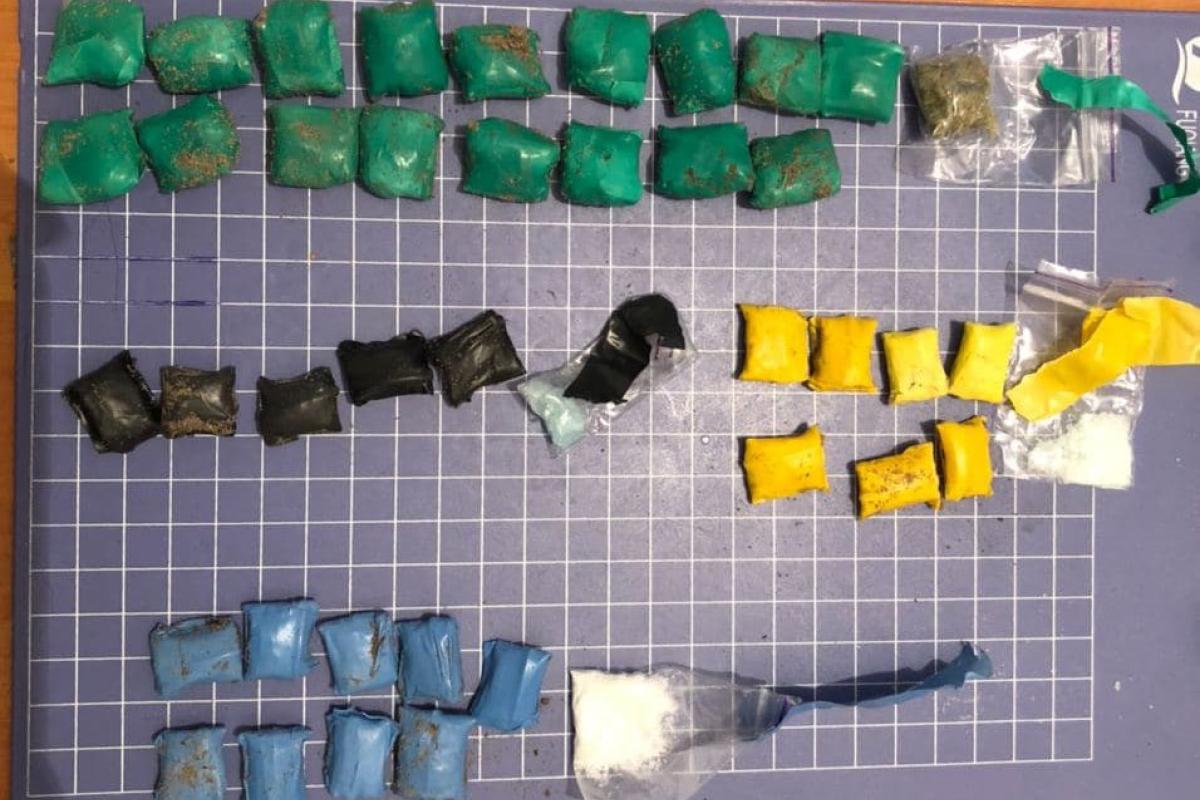 У Сєвєродонецьку патрульні затримали підлітків, що розповсюджували наркотики по місту У Сєвєродонецьку патрульні затримали підлітків, що розповсюджували наркотики по місту