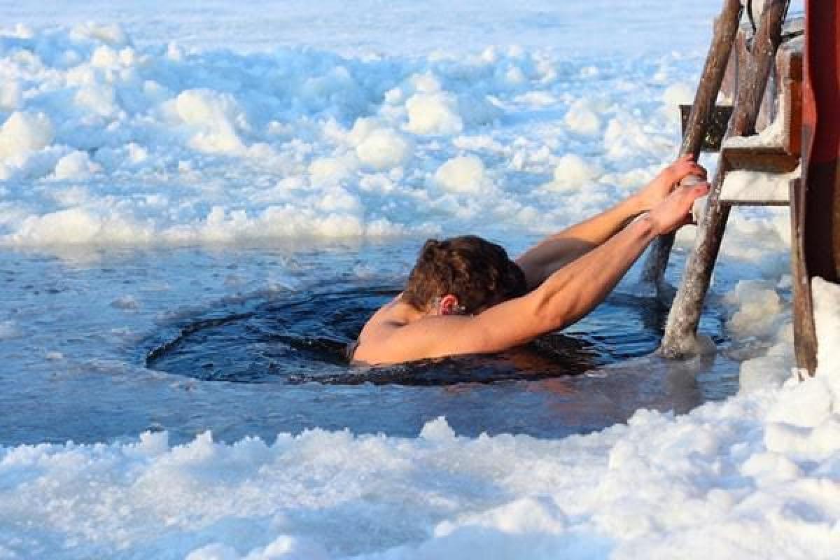 Грехи не смывают: В ПЦУ развеяли главные мифы о крещенских купаниях в проруби Грехи не смывают: В ПЦУ развеяли главные мифы о крещенских купаниях в проруби