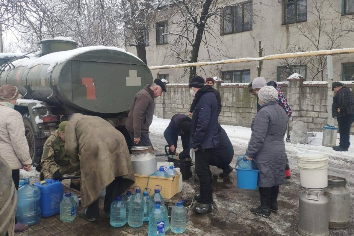 Прифронтовий Торецьк тиждень без водопостачання: воду населенню привезли військові Прифронтовий Торецьк тиждень без водопостачання: воду населенню привезли військові