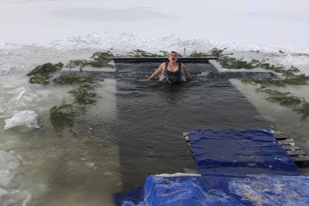 Надія Савченко на Водохреща занурилася в ополонку: фото