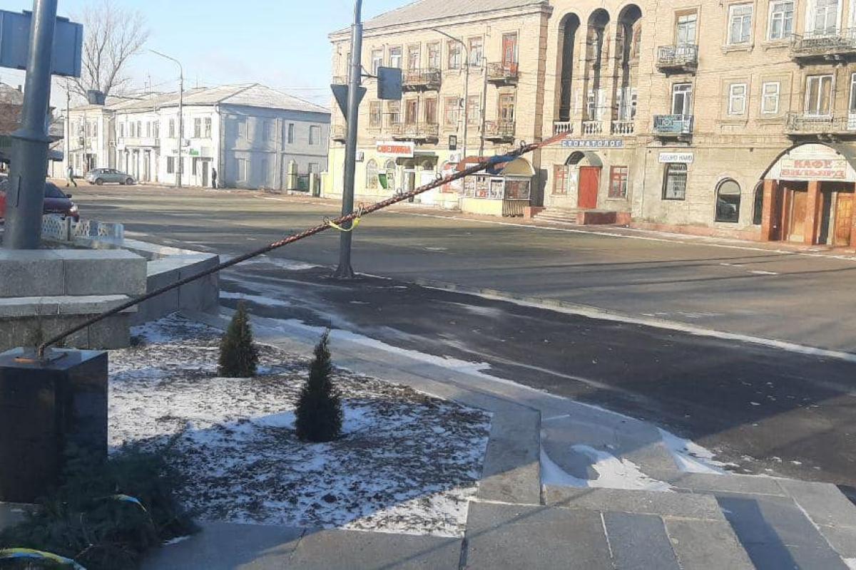 В Лисичанске вандалы повредили памятник Героям добровольцам В Лисичанске вандалы повредили памятник Героям добровольцам
