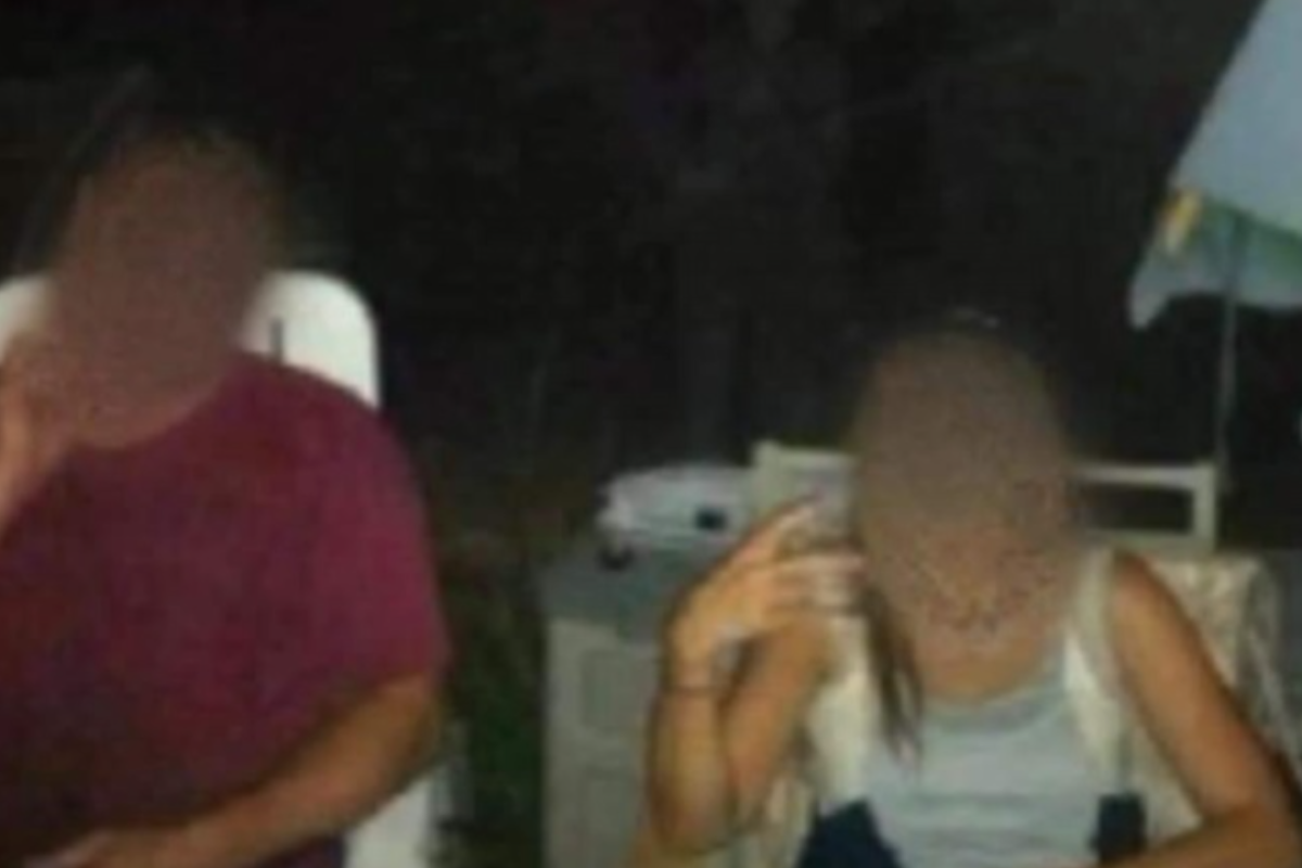 Американець зробив фото друзів і похолов від жаху: в кадр потрапив потойбічний "гість" Американець зробив фото друзів і похолов від жаху: в кадр потрапив потойбічний "гість"