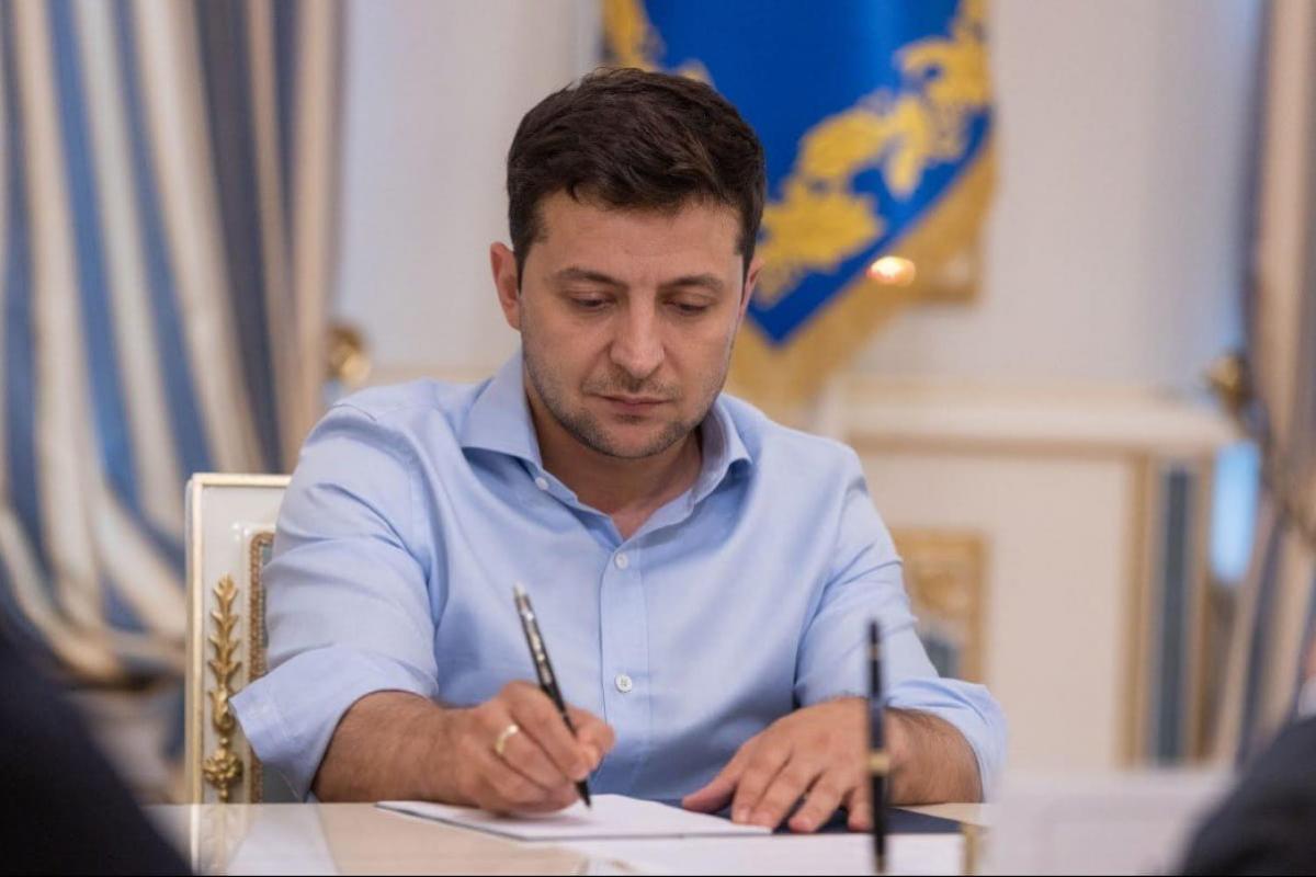 Зеленський підписав закон про компенсації за затримку зарплат, пенсій, стипендій та соцвиплат Зеленський підписав закон про компенсації за затримку зарплат, пенсій, стипендій та соцвиплат