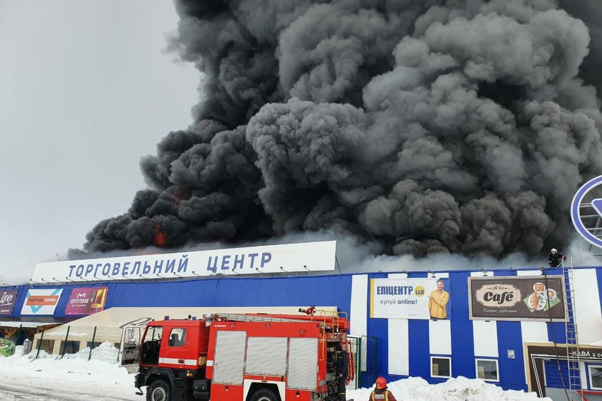 "Епіцентр", що згорів на Миколаївщині, відбудують, а працівників переведуть в інші ТЦ "Епіцентр", що згорів на Миколаївщині, відбудують, а працівників переведуть в інші ТЦ