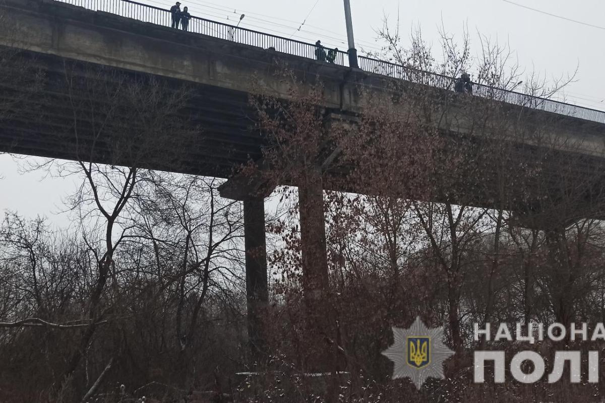 У Харкові підлітка, якого розшукували кілька днів, знайшли мертвим під мостом У Харкові підлітка, якого розшукували кілька днів, знайшли мертвим під мостом