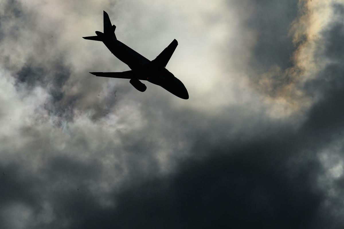 Другий інцидент з Boeing за день: в Нідерландах частина двигуна літака впала на жінку