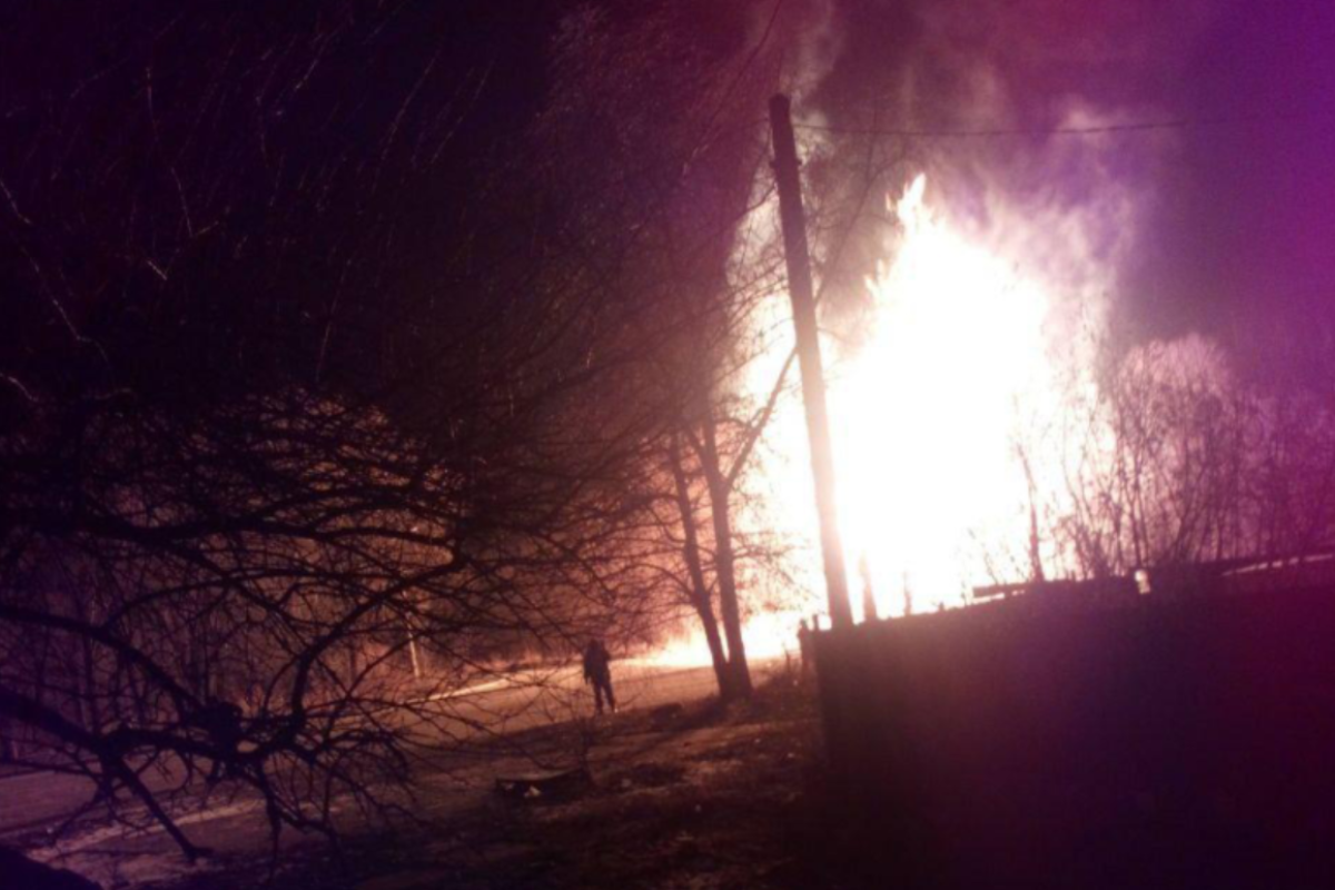 В Луганске взорвался магистральный газопровод: зарево видели во всех районах города В Луганске взорвался магистральный газопровод: зарево видели во всех районах города