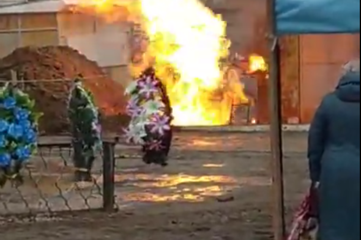 Символичное видео из Лисичанска: пылающий газопровод на фоне похоронных венков Символичное видео из Лисичанска: пылающий газопровод на фоне похоронных венков