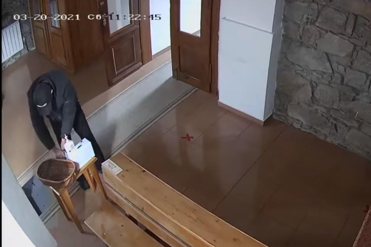 Перехрестився та обробив руки антисептиком: курйозне пограбування церкви на Закарпатті (відео) Перехрестився та обробив руки антисептиком: курйозне пограбування церкви на Закарпатті (відео)