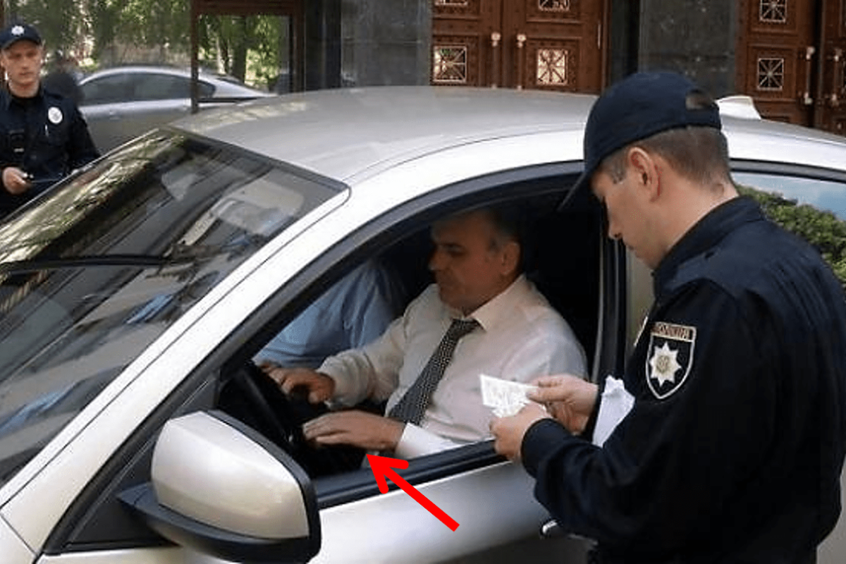 Водіям встановили нові жорсткі правила поведінки при зупинці автомобіля поліцією Водіям встановили нові жорсткі правила поведінки при зупинці автомобіля поліцією