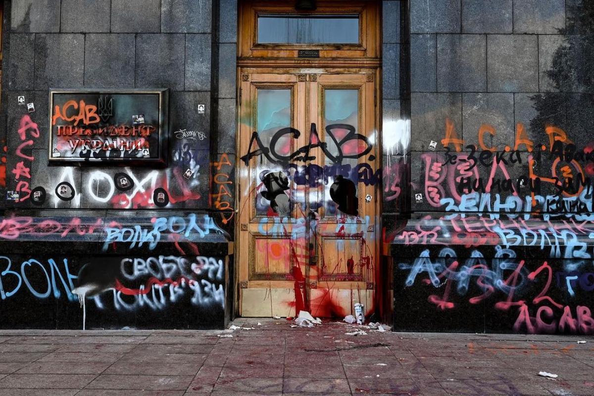 У Зеленського відмовилися віддавати на виставку розмальовані двері ОПУ У Зеленського відмовилися віддавати на виставку розмальовані двері ОПУ