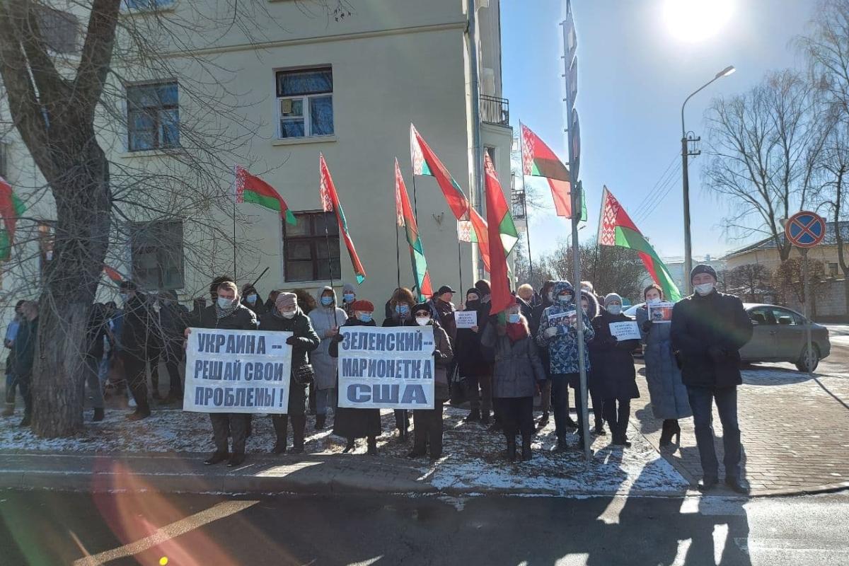 В Беларуси пикетировали посольства Украины и США