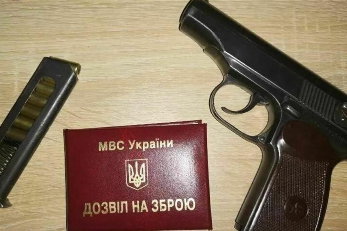 В Україні призупинили видачу дозволів на зброю В Україні призупинили видачу дозволів на зброю