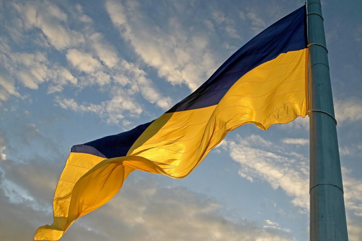 В Киеве самый большой флаг Украины пришлось приспустить из-за непогоды В Киеве самый большой флаг Украины пришлось приспустить из-за непогоды