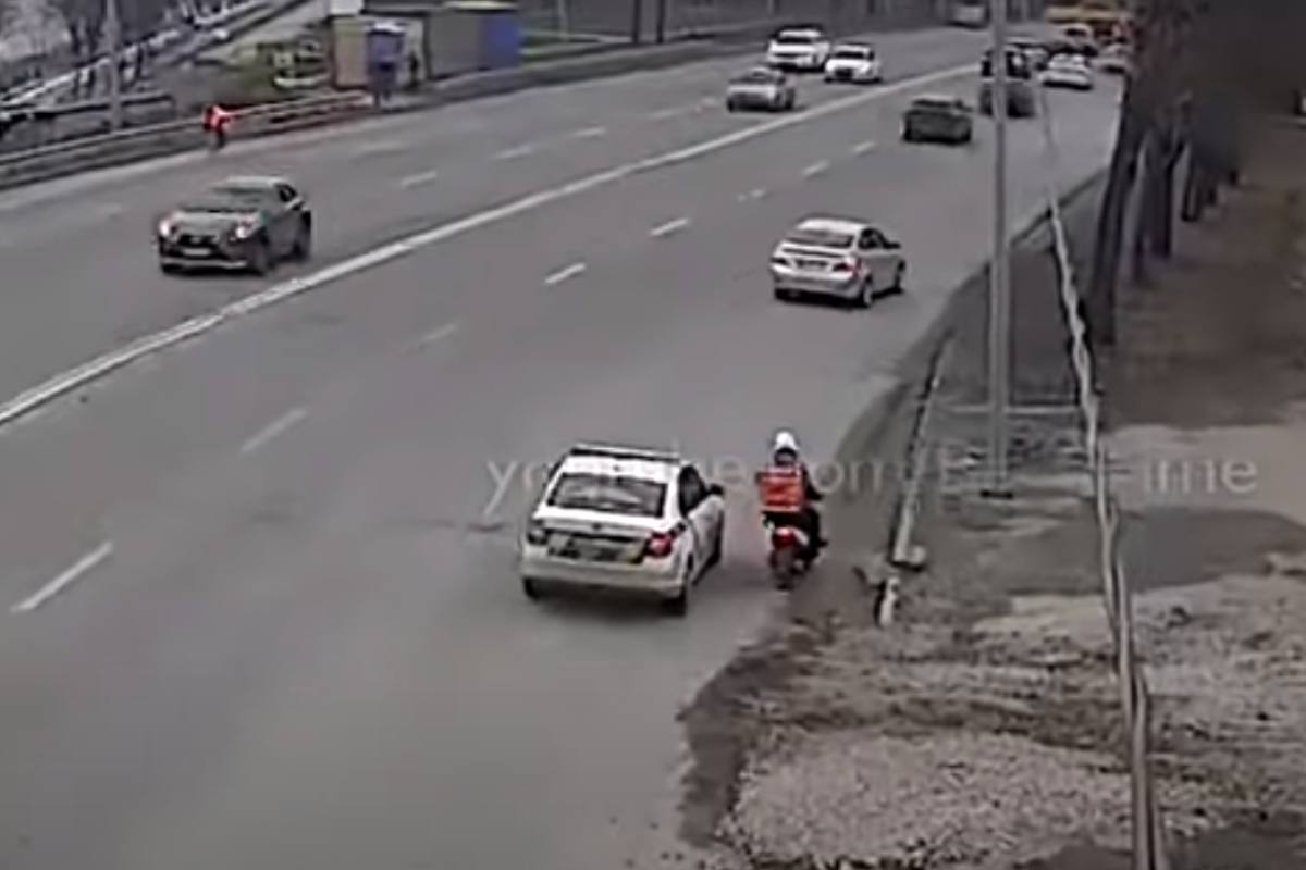 "Спіймай мене, якщо зможеш": Відео погоні патрульних за невловимим кур'єром стало популярним у мережі "Спіймай мене, якщо зможеш": Відео погоні патрульних за невловимим кур'єром стало популярним у мережі