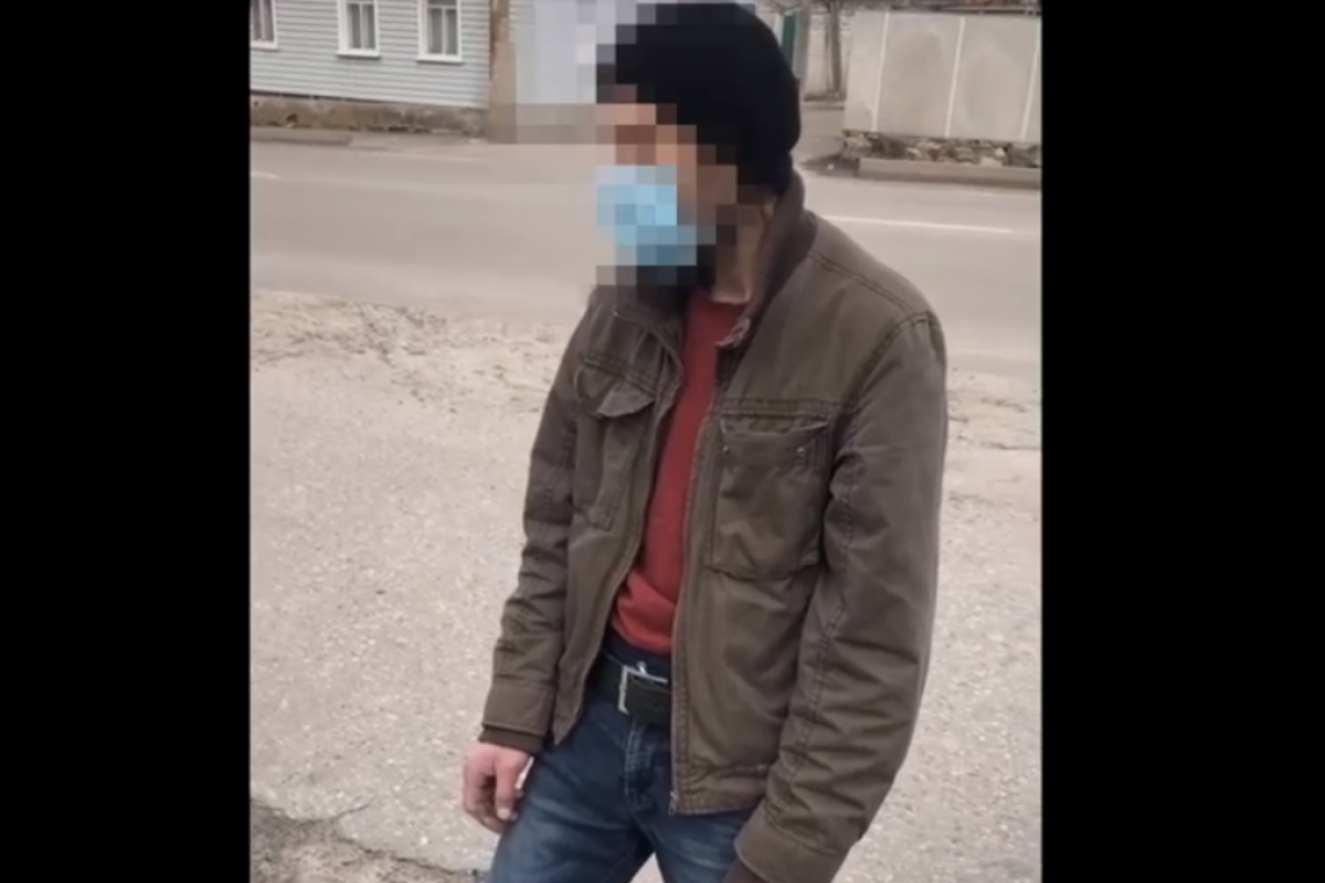 "Завис" посреди тротуара: В Лисичанске патрульные обнаружили гражданина "под кайфом" "Завис" посреди тротуара: В Лисичанске патрульные обнаружили гражданина "под кайфом"