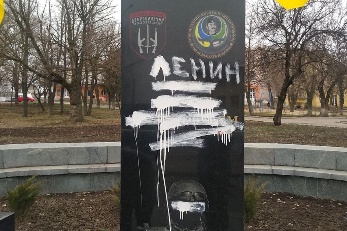 В Лисичанске вандалы повредили памятник Героям добровольцам (фото) В Лисичанске вандалы повредили памятник Героям добровольцам (фото)