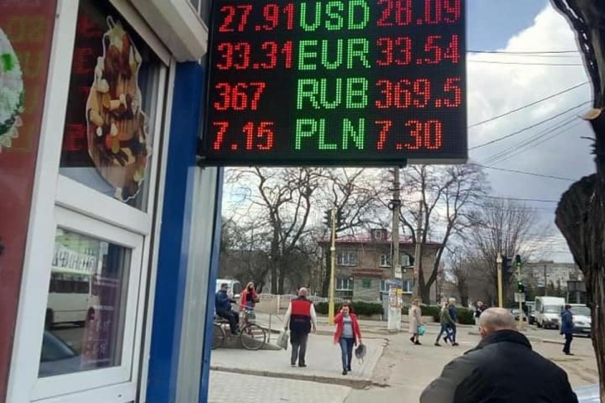 Гроші вилучили: у Лисичанську поліцейські викрили пункт незаконного обміну валюти Гроші вилучили: у Лисичанську поліцейські викрили пункт незаконного обміну валюти