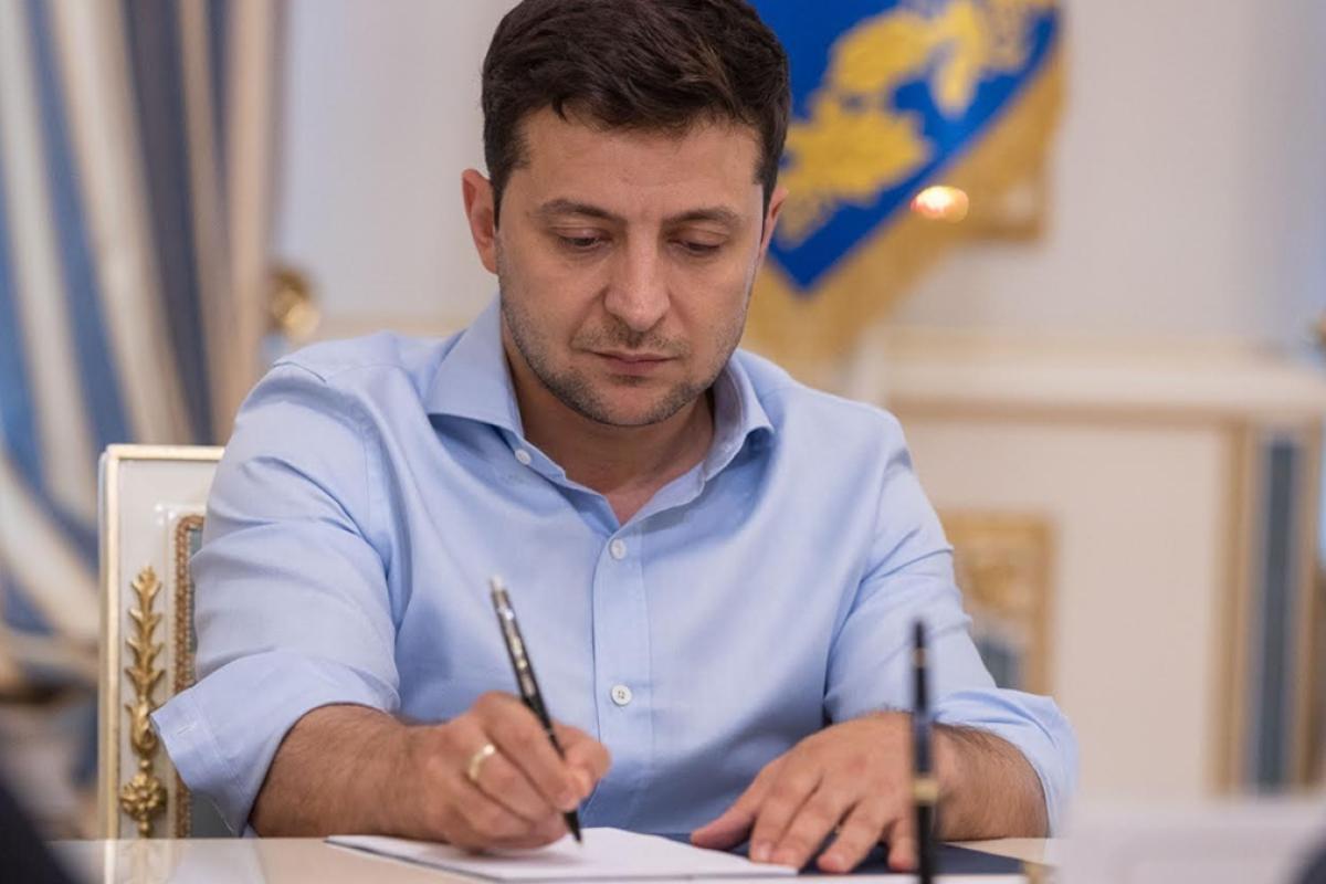 Зеленський підписав закон щодо покращення умов надання породіллям "пакунку малюка" Зеленський підписав закон щодо покращення умов надання породіллям "пакунку малюка"