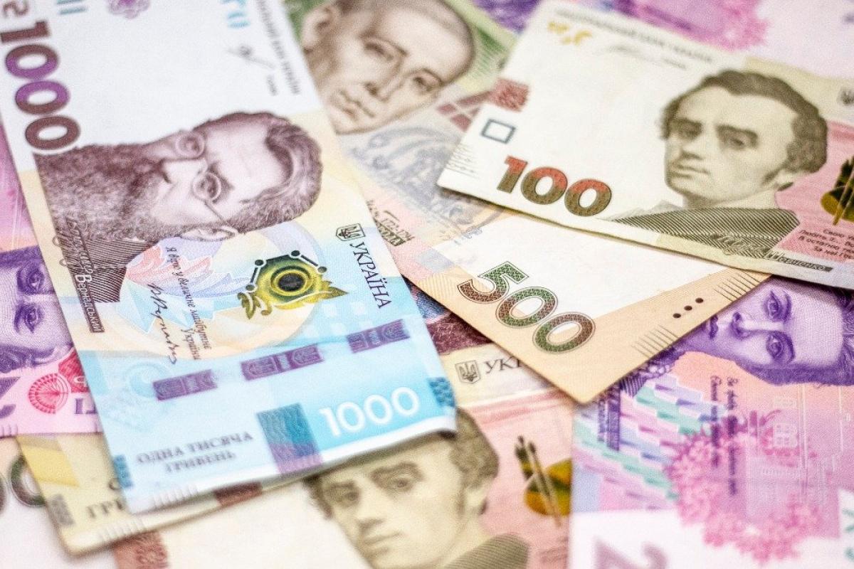 Зеленський підписав закон про виплату "карантинних" 8000 гривень Зеленський підписав закон про виплату "карантинних" 8000 гривень