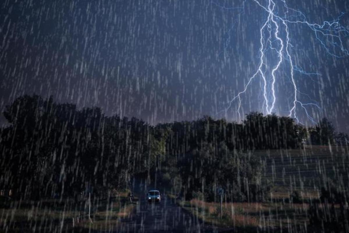 Україну накриють люті шторми: в яких областях пройдуть зливи з градом Україну накриють люті шторми: в яких областях пройдуть зливи з градом