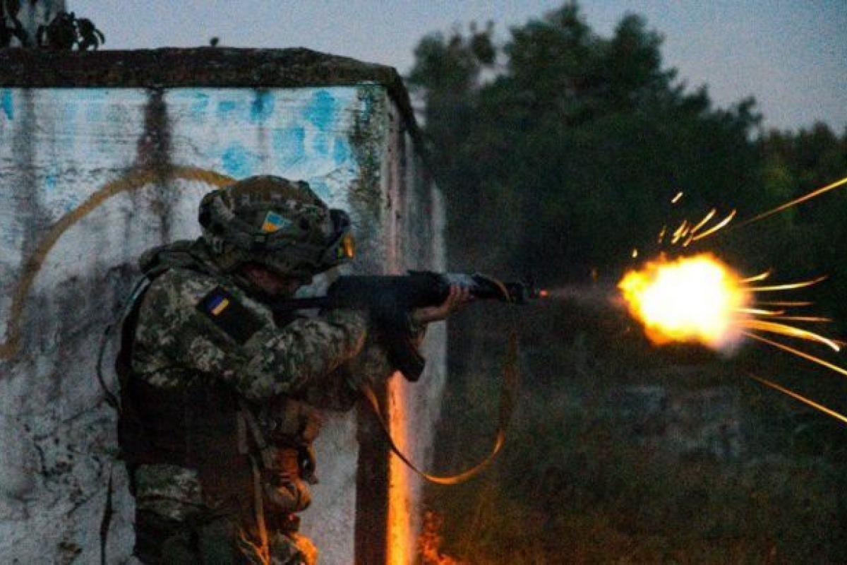 На Донбассе российский наемник случайно выстрелил себе в голову На Донбассе российский наемник случайно выстрелил себе в голову