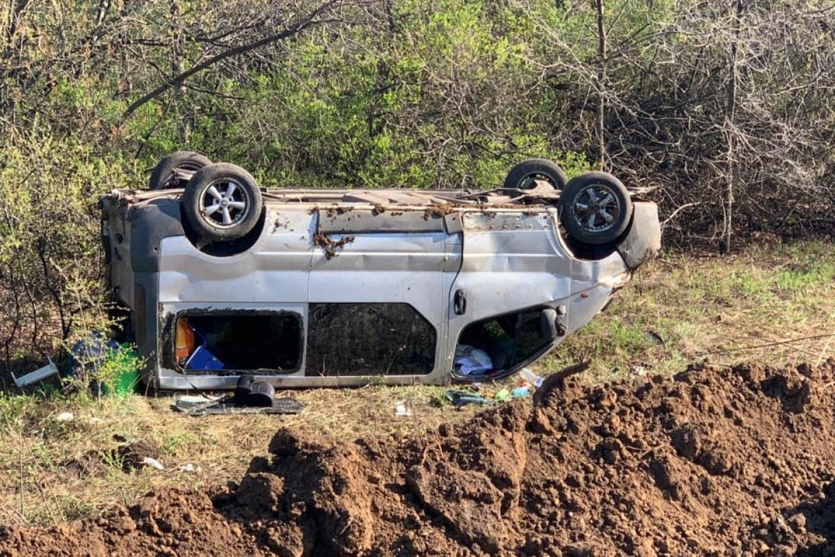 На Луганщине перевернулся микроавтобус: пострадали 6 пассажиров и водитель