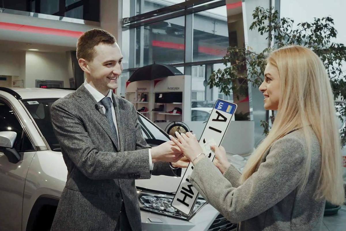 Купив і поїхав: Українці тепер можуть зареєструвати авто просто у автосалоні Купив і поїхав: Українці тепер можуть зареєструвати авто просто у автосалоні