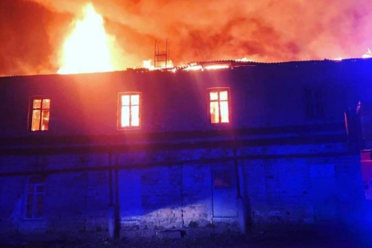 В Лисичанске на заводе "Пролетарий" произошел пожар (фото, видео) В Лисичанске на заводе "Пролетарий" произошел пожар (фото, видео)