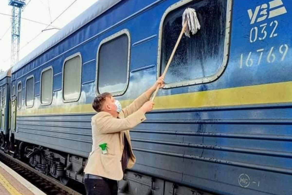 Данець помив вікно свого купе в поїзді "Укрзалізниці" і став інтернет-зіркою: фото