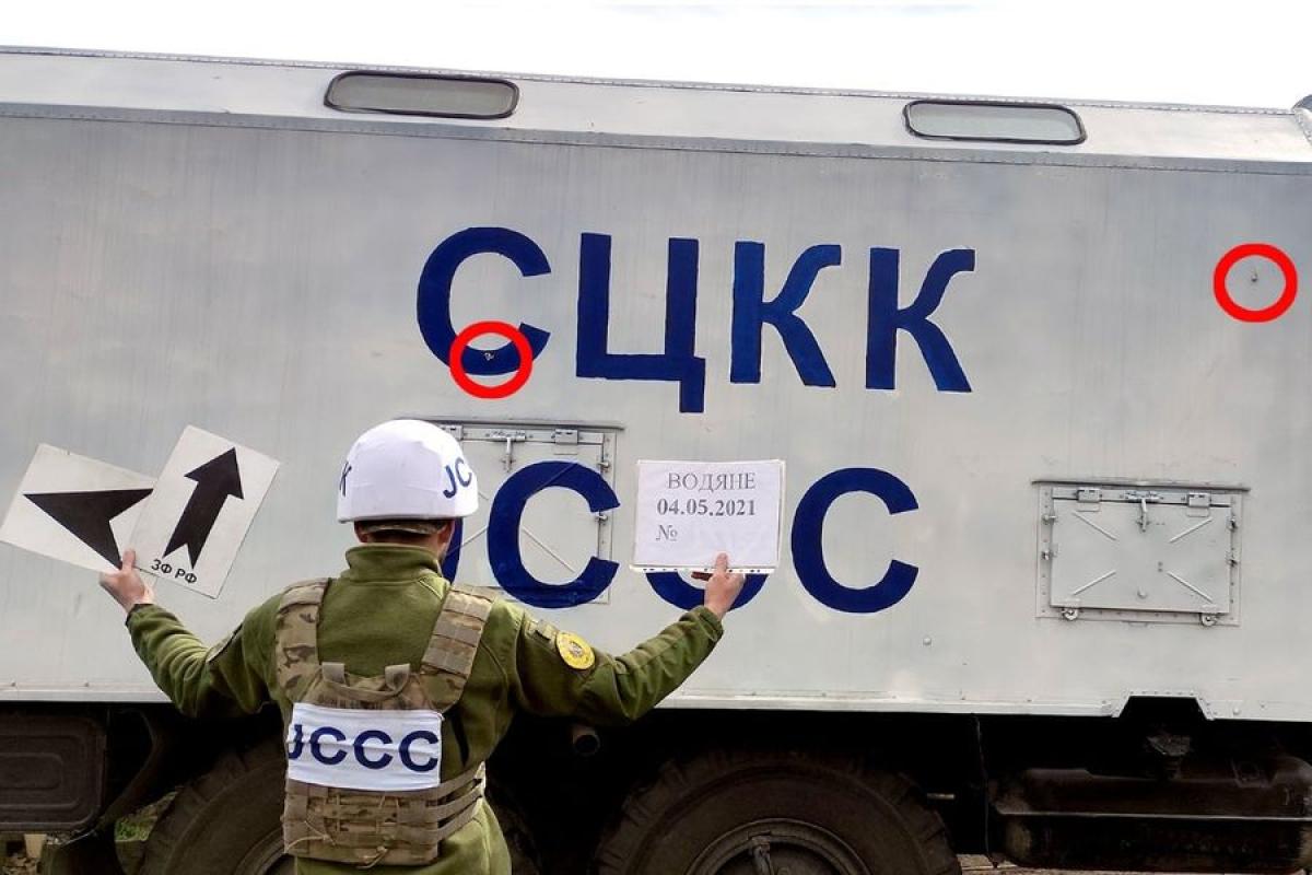 Бойовики на Донбасі обстріляли автомобіль СЦКК (фото) Бойовики на Донбасі обстріляли автомобіль СЦКК (фото)
