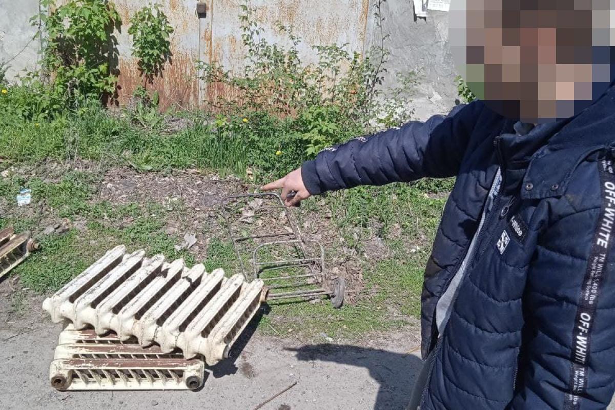 В Лисичанске полицейские обнаружили вора, который влез в окно и украл радиаторы из квартиры В Лисичанске полицейские обнаружили вора, который влез в окно и украл радиаторы из квартиры
