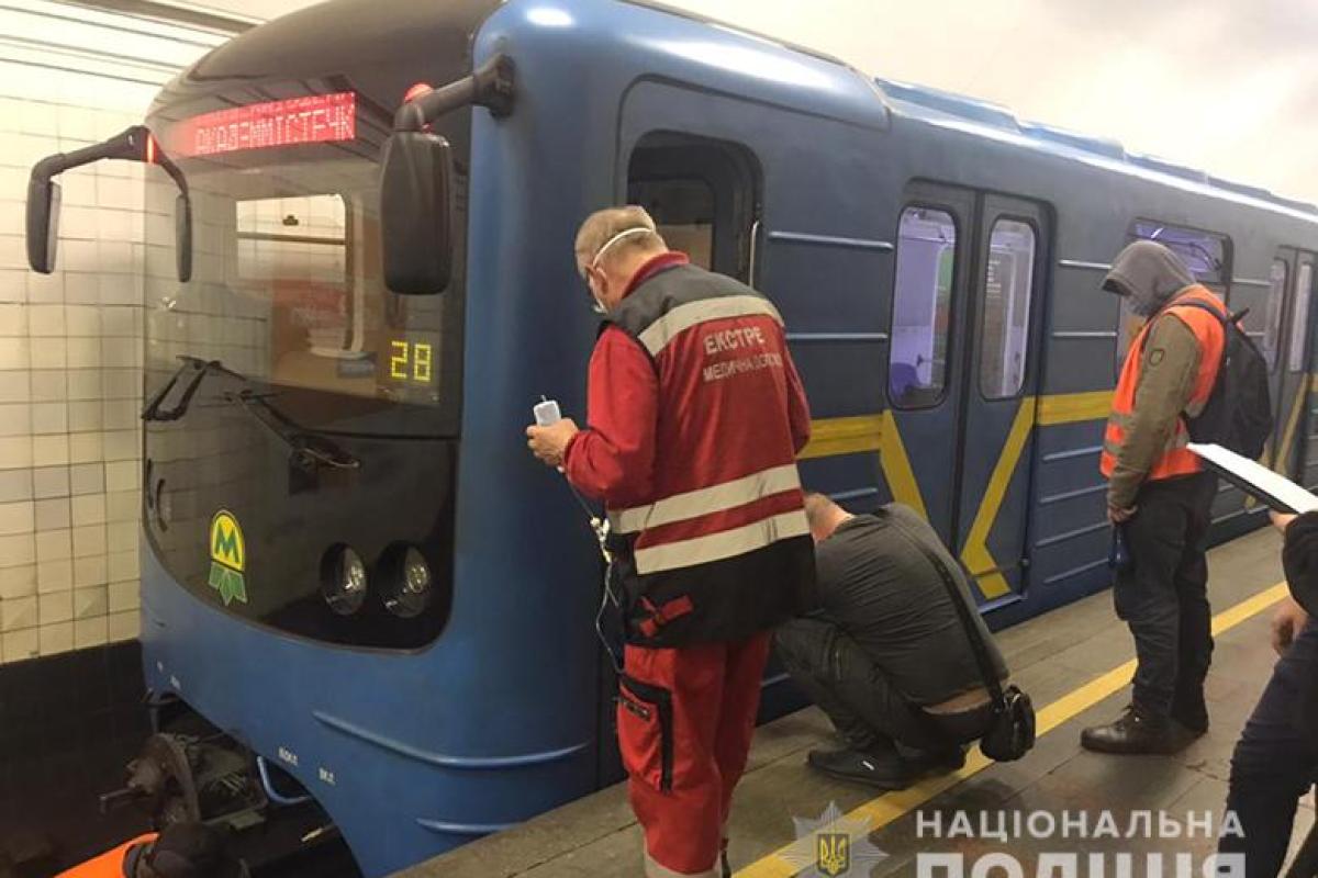 В киевском метро мужчину вытаскивали из-под поезда В киевском метро мужчину вытаскивали из-под поезда