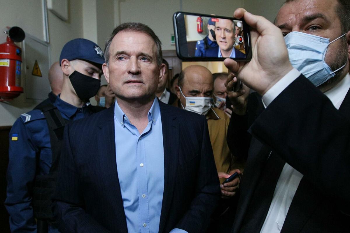 Суд відправив Медведчука під домашній арешт Суд відправив Медведчука під домашній арешт