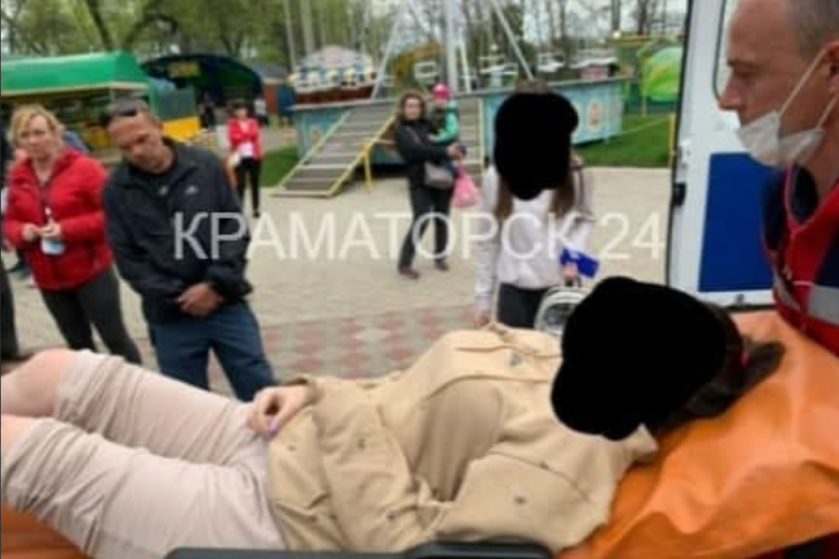 Даже смотреть больно: в Краматорске произошел несчастный случай в парке аттракционов - видео Даже смотреть больно: в Краматорске произошел несчастный случай в парке аттракционов - видео